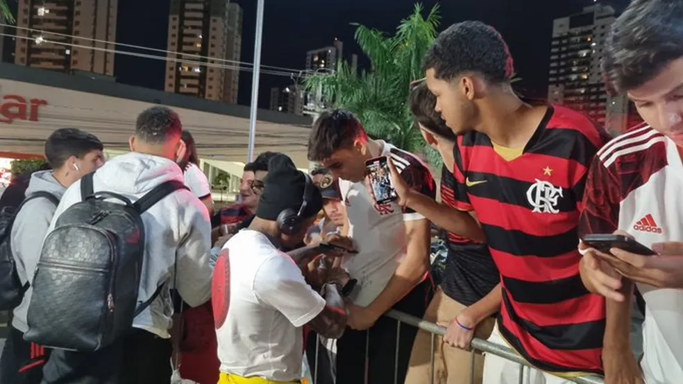 Jogadores do Flamengo atendem torcedores em Cuiabá — Foto: Fred Huber/ge